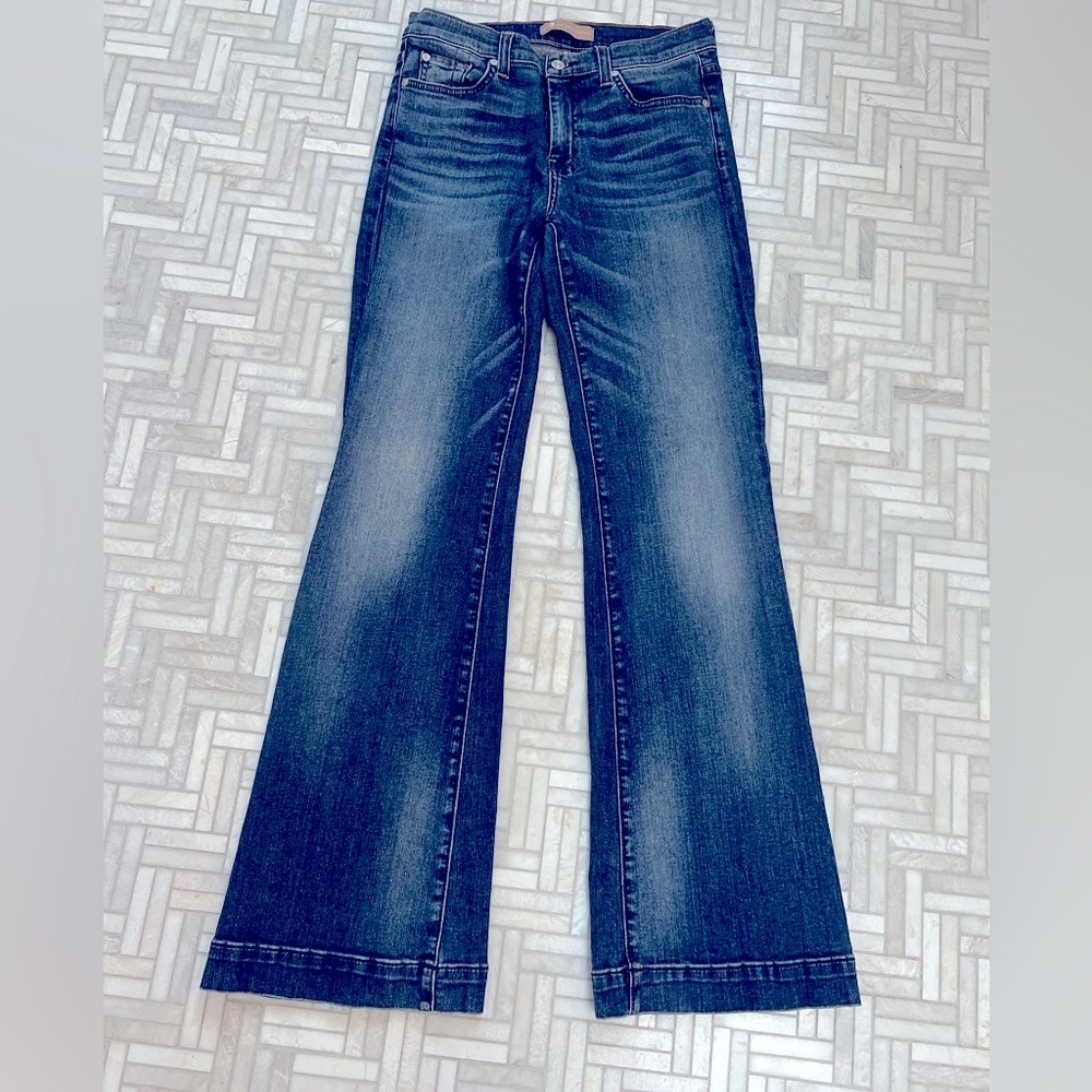 TAILORLESS DOJO IN NEW YORK DARK